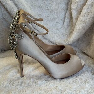 Badgley Mischka Karson Ankle Strap Peep Toe Pump Ivory Satin women size 9.5 4.5"